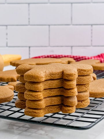 stack of gingerbread men on a wire rack.